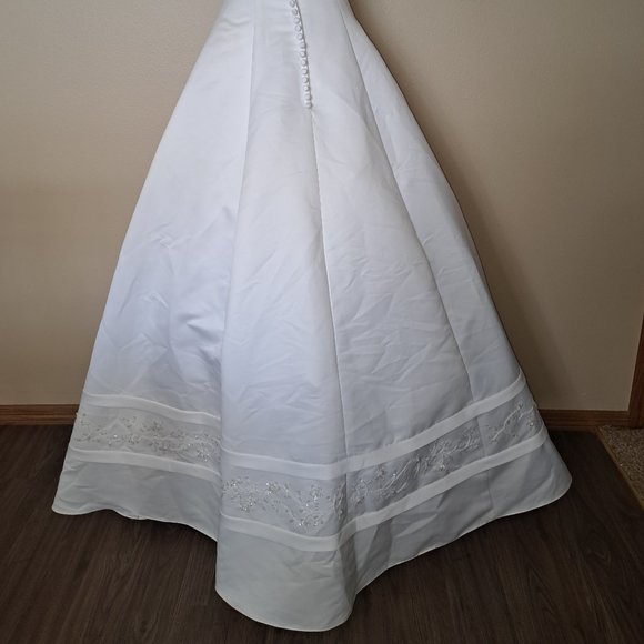 Oleg Cassini / David's Bridal White Gown - Picture 5 of 7